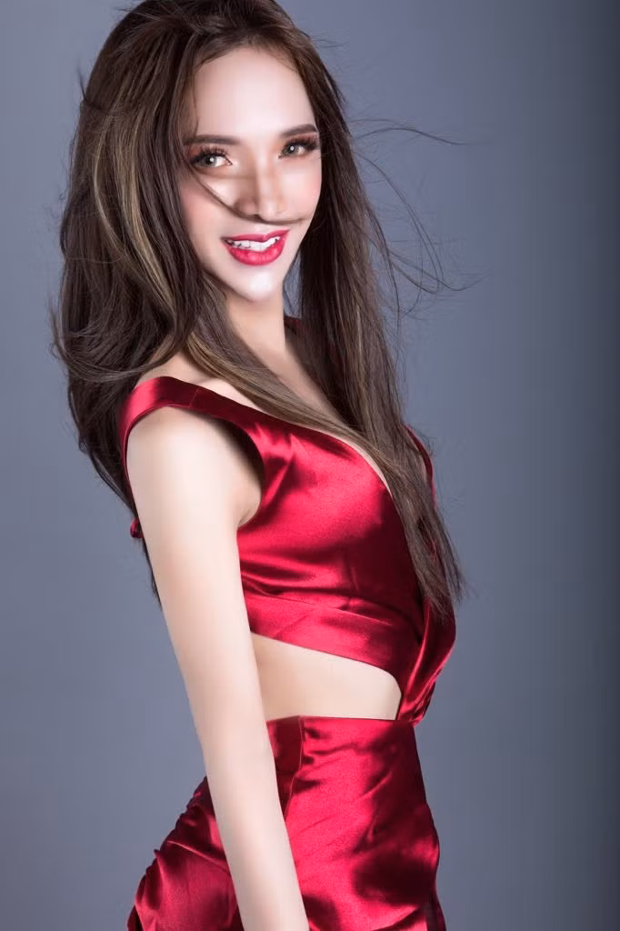Với gương mặt xin xắn, nụ cười tươi rói cùng 3 vòng đúng chuẩn, Trần Đoàn đang là cái tên khá nổi bật trong cộng đồng LGBT và cuộc thi Hoa hậu chuyển giới Việt Nam 2020.
