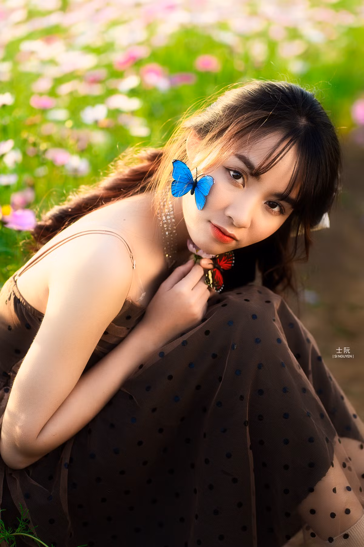 Không chỉ sở hữu vẻ ngoài xinh xắn, Kim Phụng còn gây ấn tượng bởi sự mạnh mẽ, cứng cỏi đậm chất con gái khối kỹ thuật.