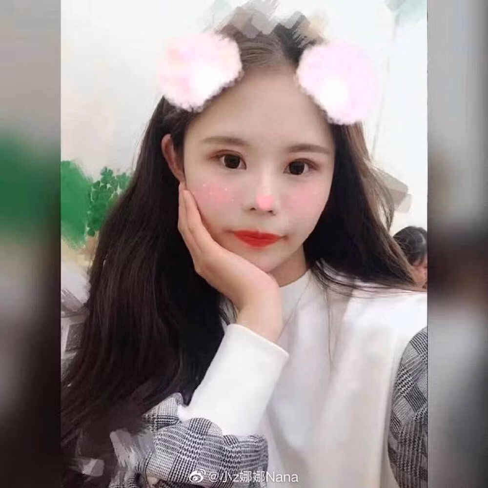 Nàng hot girl còn không ngần ngại chia sẻ hình ảnh thời chưa thẩm mỹ của mình, dù mặt mộc vẫn xinh xắn đáng yêu thế nhưng đố với Tiểu Z Na Na cô cho rằng đây chính là lý do mình bị nhiều người trêu chọc.