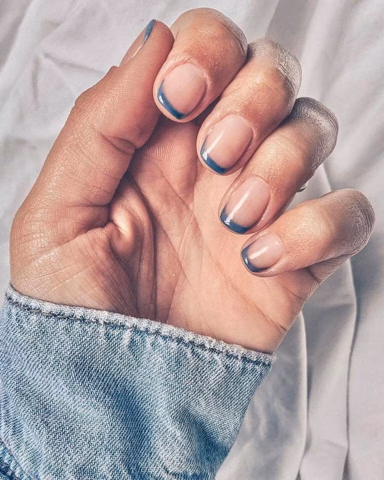 Mới đây, trên mạng xã hội chia sẻ một mẫu nail đón Tết được cho là hot trend của năm nay. Bộ nail này là minh chứng một năm đầy biến động với nhiều khó khăn từ công việc đến cuộc sống.