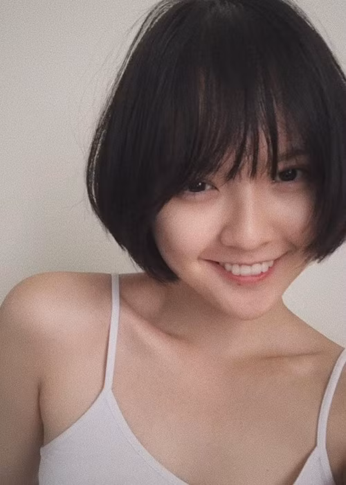 Ở một số góc, người đẹp còn lộ làn da kém xinh với phần má chảy xệ. Tuy nhiên theo nhiều cư dân mạng gương mặt của Hải Tú vẫn khá xinh và đáng yêu dù là ở hiện tại hay quá khứ.
