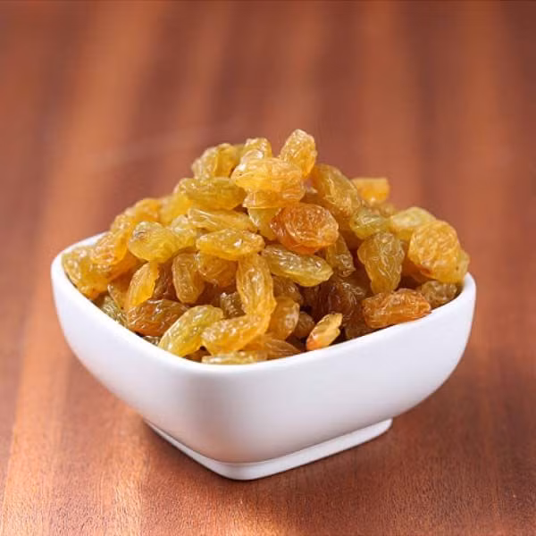 Nho khô cũng là món ăn vặt thường xuất hiện trong hộp mứt tết, món này dù cũng không mấy được ưa chuộng nhưng được đánh giá là dễ nuốt nhất trong tất cả những thứ trong danh sách.