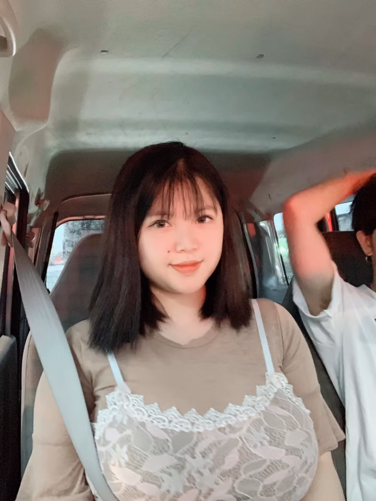 Trên trang cá nhân, cả 2 không ngại khoe ảnh tình tứ. Đặc biệt, khi bạn gái bị người khác miệt thị ngoại hình anh chàng này sẵn sàng bảo vệ bạn gái mình.