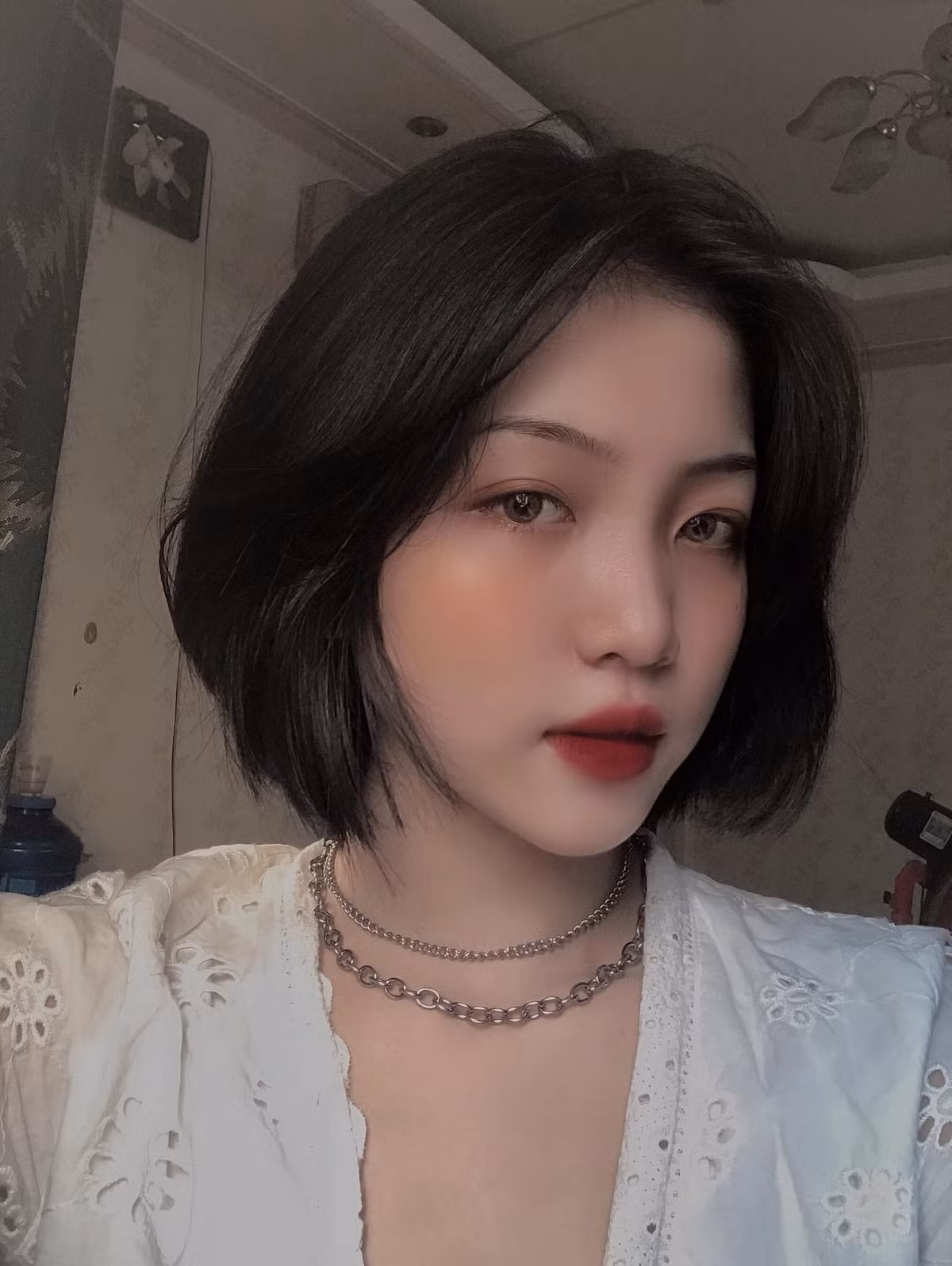 Công việc người mẫu ảnh giúp cô luyện được sự tự tin trong cuộc sống cũng như thu thập thêm để tự trang trải cho bản thân.
