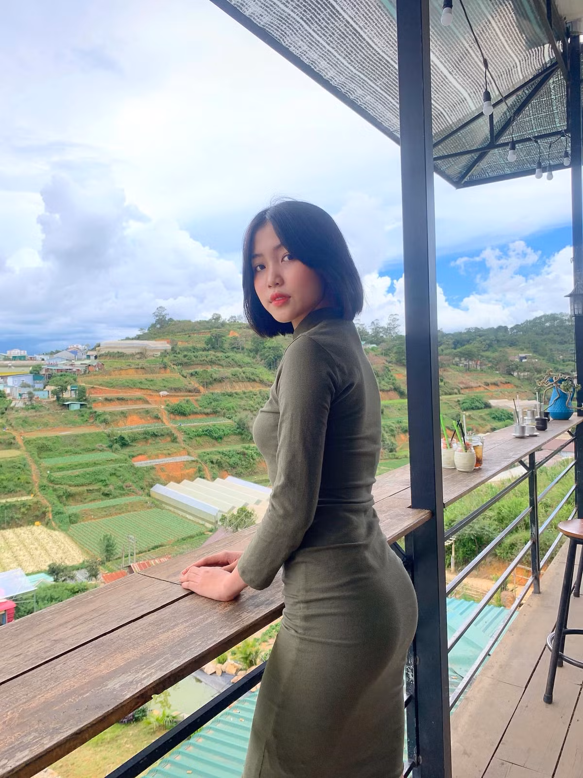 Trong những tấm hình của mình, Phi Nhung đều thể hiện vẻ đẹp thanh lịch, cuốn hút pha chút cá tính.