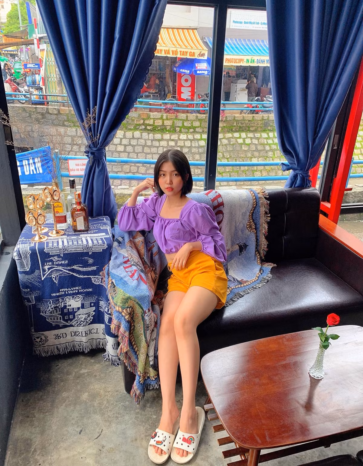 Phi Nhung chia sẻ những ngày đầu “bỗng dưng” nổi tiếng trên mạng khiến cô khá bất ngờ nhưng cũng rất vui vì nhận được nhiều sự quan tâm của các bạn trẻ yêu thích chụp hình và làm đẹp.