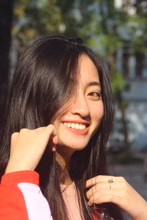Cô nàng là sinh viên lớp chất lượng cao khoa Kinh tế đối ngoại của trường Đại học Ngoại thương Hà Nội. Người đẹp từng tham dự đội tuyển học sinh giỏi cấp quốc gia môn tiếng Anh ở cấp 3 và có kết quả thi IELTS đạt 7.5. Ảnh: Tổng hợp