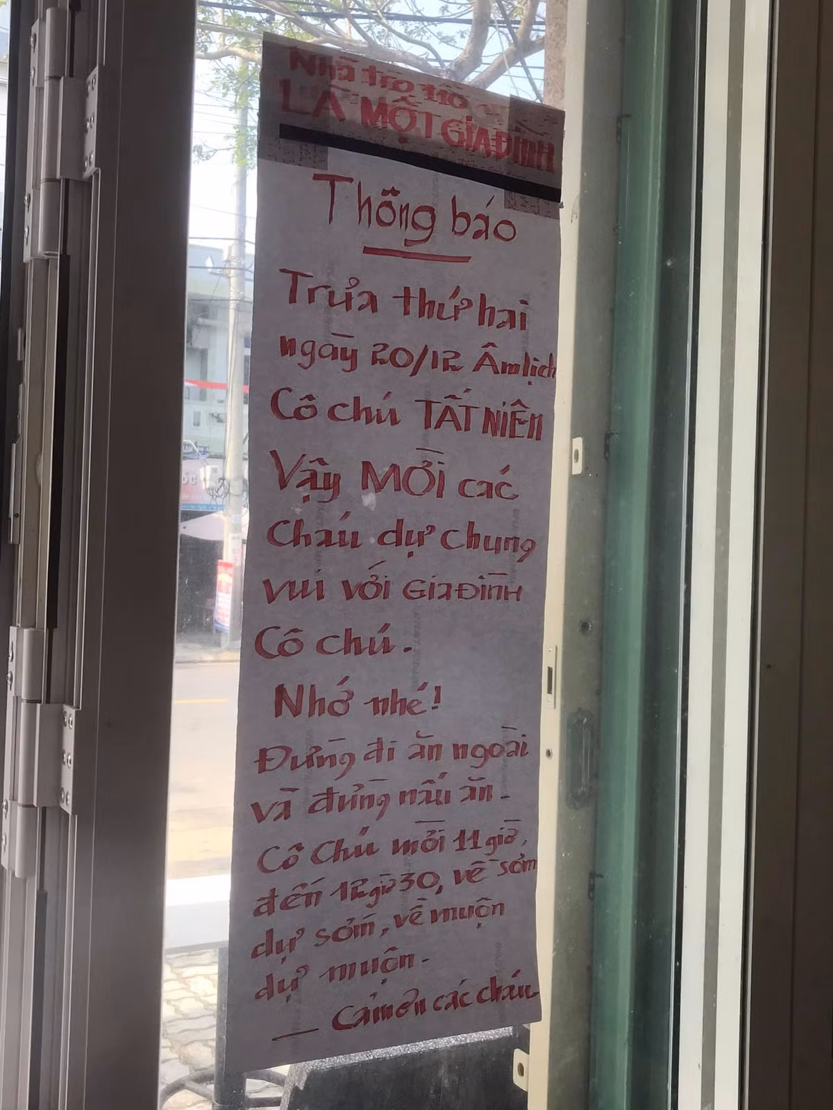 Trong tờ thông báo, lời căn dặn đầy tình cảm của chủ nhà trọ khiến ai cũng thấy ấm lòng. Trong lời nhắn được viết bằng tay, cô chú chủ trọ gọi nhà trọ “là một gia đình”, rồi còn cẩn thận mời các cháu,...Hành động tuy nhỏ của cô chú chủ trọ tốt bụng đã khiến cuộc sống sinh viên xa nhà thêm phần ấm áp, mọi người cũng vì vậy mà có cơ hội xích lại gần nhau hơn.