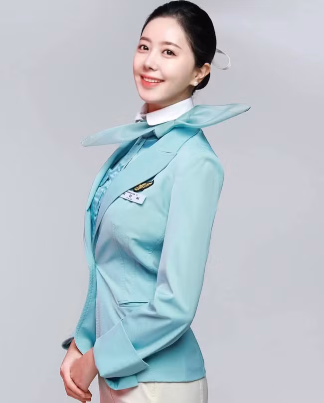 Nữ MC xinh đẹp này trước đây từng nổi tiếng với vai trò là một tiếp viên hãng hàng không lớn nhất Hàn Quốc. Bên cạnh đó, cô từng tham gia cuộc thi nhan sắc Miss Globe.