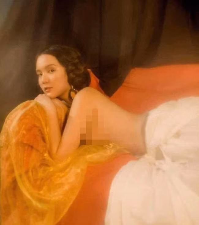 Thời mới vào nghề làm mẫu ảnh, hot girl Hải Tú cùng từng có những shoot hình gợi cảm như thế này.