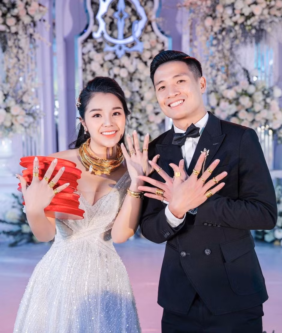 Trong bức ảnh mới nhất được đăng tải trên MXH, cư dân mạng phát hiện ra vòng eo của Khánh Linh có lạm dụng phần mềm chỉnh sửa để trở nên thon gọn hơn. Ảnh: Linh Nga Bridal