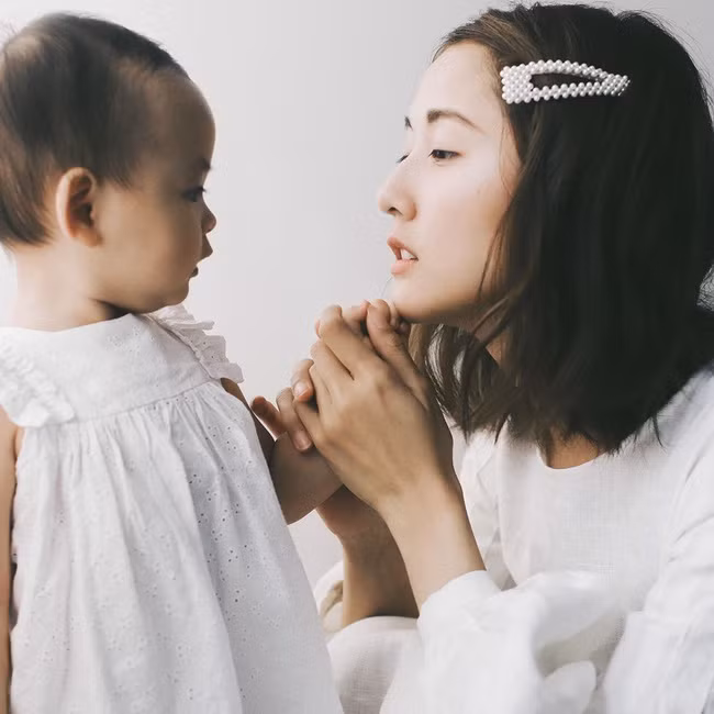Đặc biệt, cô con gái Julia Junior (JJ) ngay từ bé cũng đã được mẹ định hình cho cách ăn mặc giống hệt Julia Đoàn.