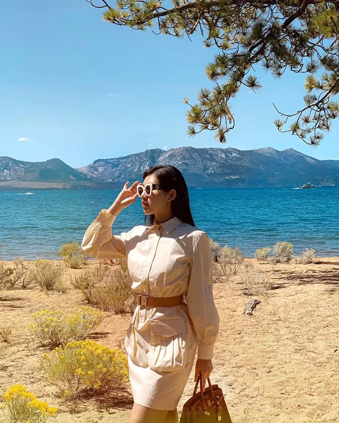 Hot girl sinh năm 1993 thường đăng tải hình ảnh khoe vóc dáng thon thả bên siêu xe cùng những món hàng hiệu đắt đỏ trên trang cá nhân.