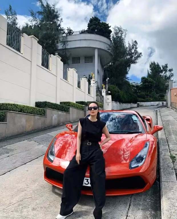 Nàng rich kid thường xuyên xuất hiện bên siêu xe hay những căn biệt thự nguy nga lộng lẫy.