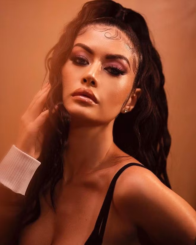 Trên Instagram, Kim Lee thường xuyên khoe cuộc sống sang chảnh, xa hoa với nhà xịn, xe sang, đồ hiệu và những chuyến du lịch đắt đỏ khiến nhiều dân mạng liên tục xuýt xoa. Ảnh: Tổng hợp
