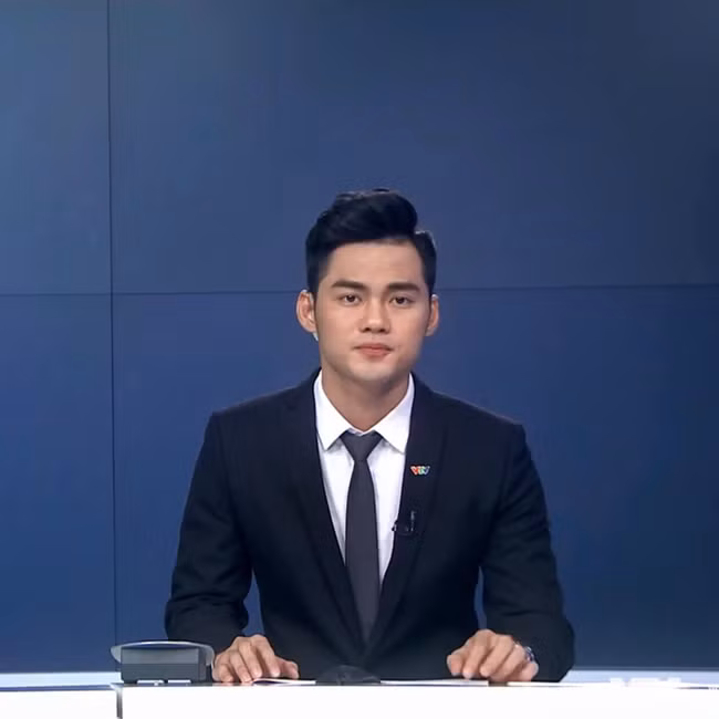 Nam MC Thời sự khiến hội chị em "đứng hình" vì điều này Nam MC Thoi su khien hoi chi em