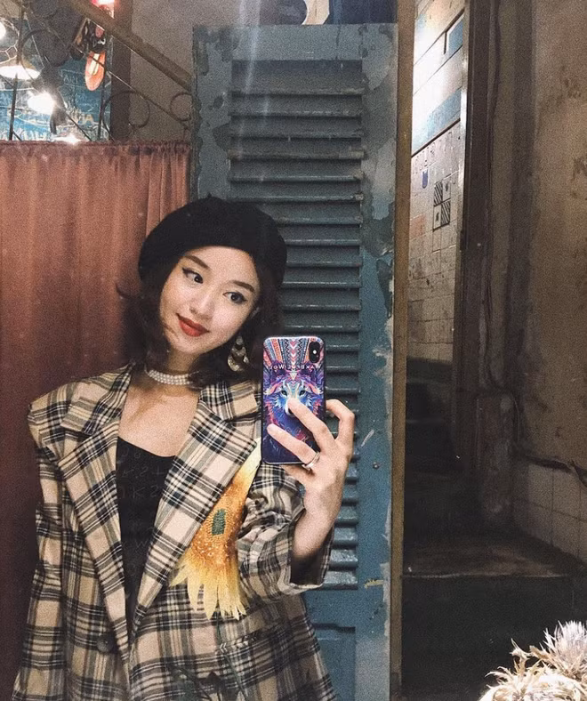 Hot girl Mi Vân (tên thật là Nguyễn Mi Vân, SN 1988) là một trong những hotgirl đời đầu đình đám cùng thời với Thủy Top, Hoàng Thùy Linh, Vân Navy…