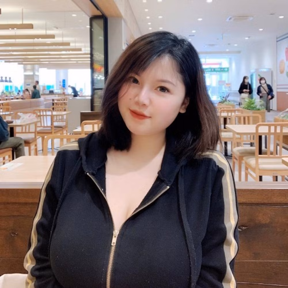 Tuy nhiên, đặc biệt sau khi sang Nhật Bản du học, hot girl vòng 1 khủng - Thu Trang thường xuyên đăng tải lên trang cá nhân những hình ảnh nóng bỏng của mình và gây ra nhiều tranh cãi.