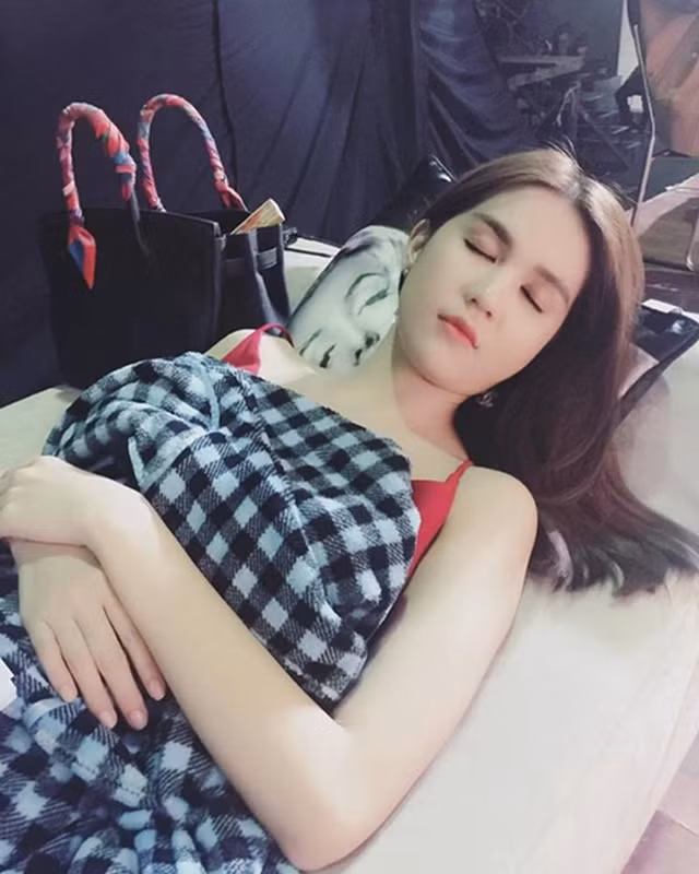So với ảnh đã qua chỉnh sửa, nhan sắc ngoài đời của Ngọc Trinh không có quá nhiều sự khác biệt.