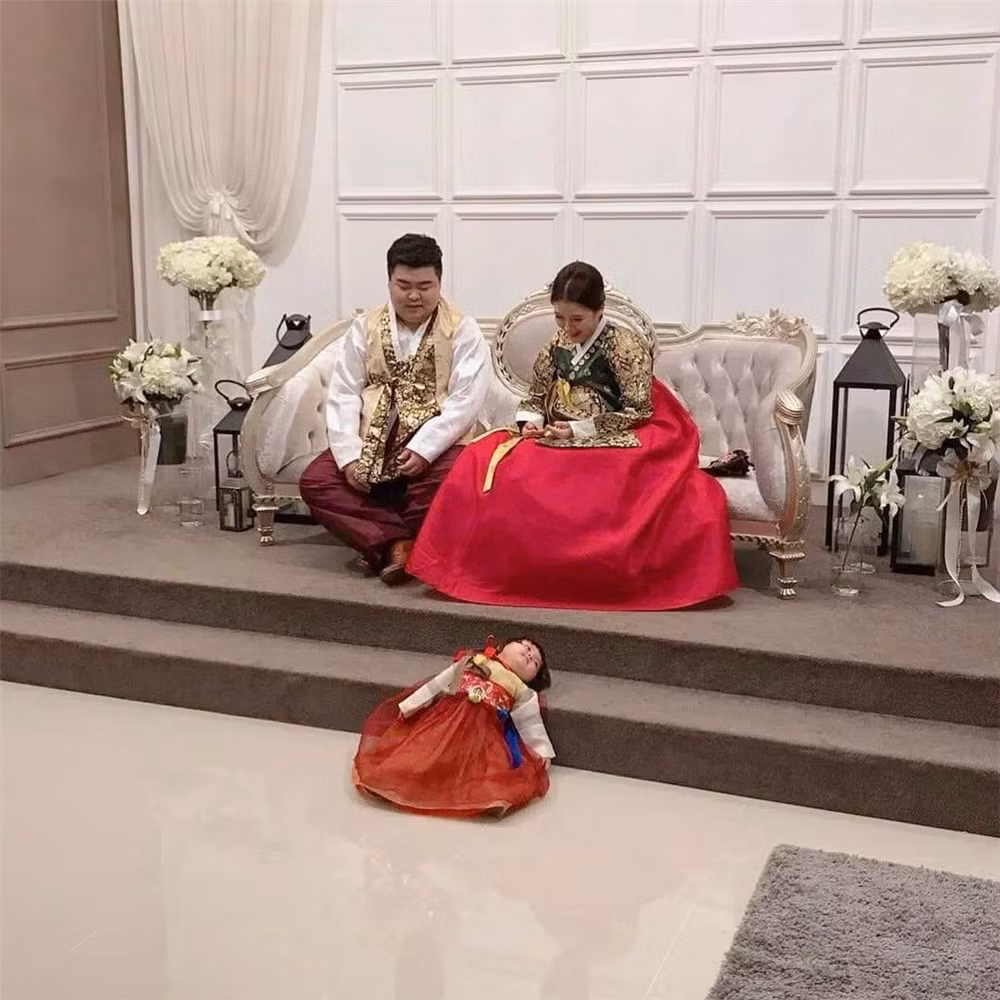  Em bé má bánh bao là biệt danh mà các chị mẹ dùng để gọi Jin Miran – cô bé dễ thương đến từ Hàn Quốc. Hình ảnh ghi lại gương mặt mệt mỏi không cảm xúc của cô bé trong buổi chụp ảnh gia đình khiến người xem không thể nhịn cười.