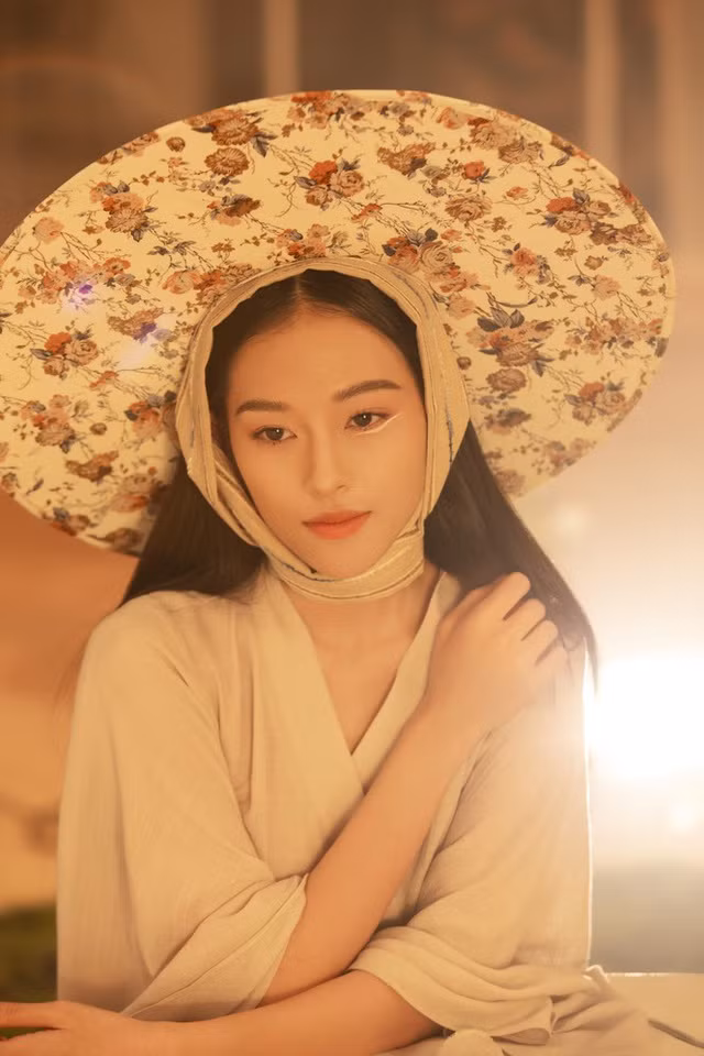 MV mới "Anh luôn là lý do" của ca sĩ Erik khiến khán giả yêu mến anh thích thú. Bên cạnh giai điệu Pop Dance cùng vũ điệu sôi động, không ít netizen còn bị thu hút bởi gương mặt của nữ chính trong MV.