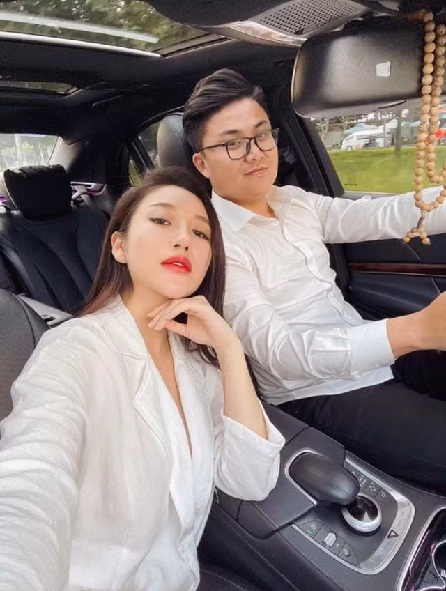 Đến năm 2019, cô tuyên bố kết hôn cùng bạn trai doanh nhân và sau 1 năm nàng hot girl đã hạ sinh con gái đầu lòng xinh xắn. Hiện tại, cô đang là 1 trong những hot girl đời đầu sở hữu cuộc sống viên mãn nhất.