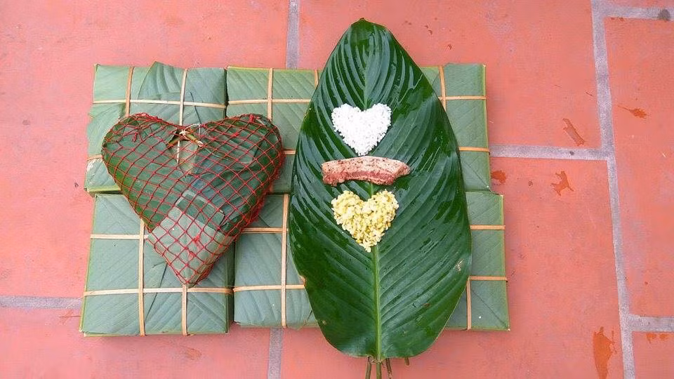 Ăn ngon hay không thì chưa biết nhưng nhìn vào chiếc bánh chưng cho mùa Valentine này thì đã thấy cả một bầu trời dễ thương rồi.