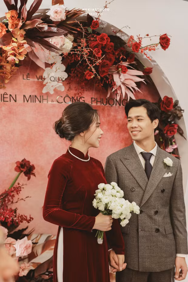 Trên trang cá nhân, Nguyễn Công Phượng viết: “Một chặng đường mới lại mở ra, ở đó có gia đình nhỏ, có cha mẹ, anh chị em, cùng những người đồng hành...Dù năm 2020 trôi qua không hề dễ dàng, nhưng được nhìn thấy nụ cười của những người thân thương đã là niềm hạnh phúc lớn lao”.