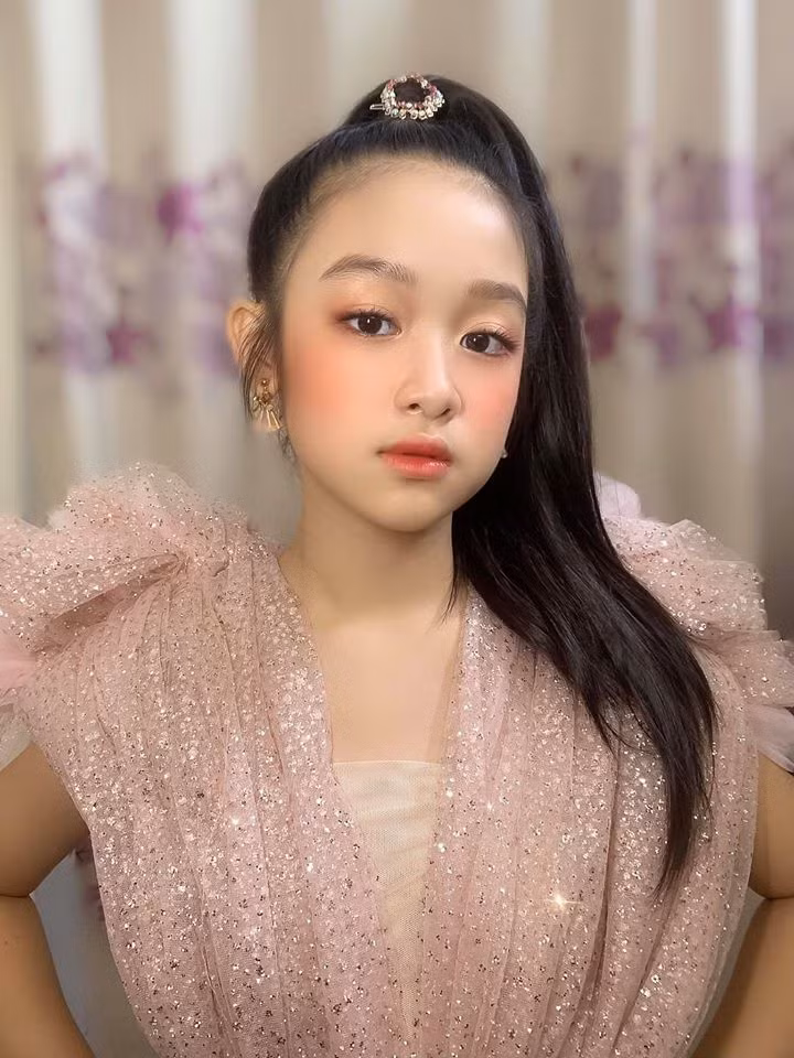Bảo Ngọc là mẫu nhí vốn đã quen mặt với khán giả khi tham gia qua nhiều chương trình như Đồ Rê Mí, Gương Mặt Thân Quen Nhí, Sao Nhí...