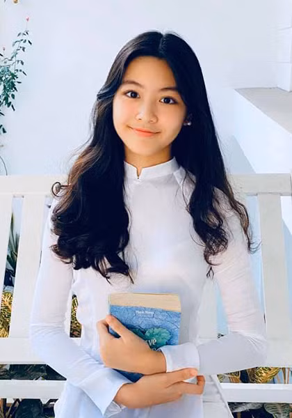 Ngoài vẻ ngoài thu hút và chiều cao lý tưởng, Lọ Lem còn có thành tích học tập rất tốt ở trường quốc tế cũng như năng khiếu nghệ thuật nổi trội.