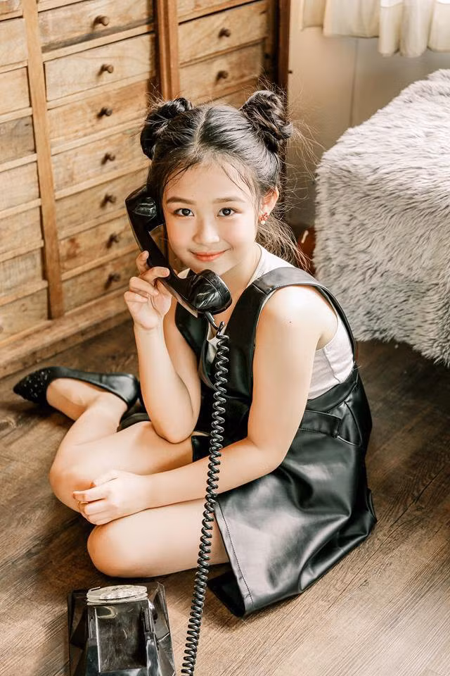 Phong cách của cô bé vẫn giữ nguyên nét trong sáng hồn nhiên, dù hóa trang chụp ảnh hay ngoài đời thì Bảo Ngọc luôn ăn mặc trang điểm đúng với tuổi của mình.