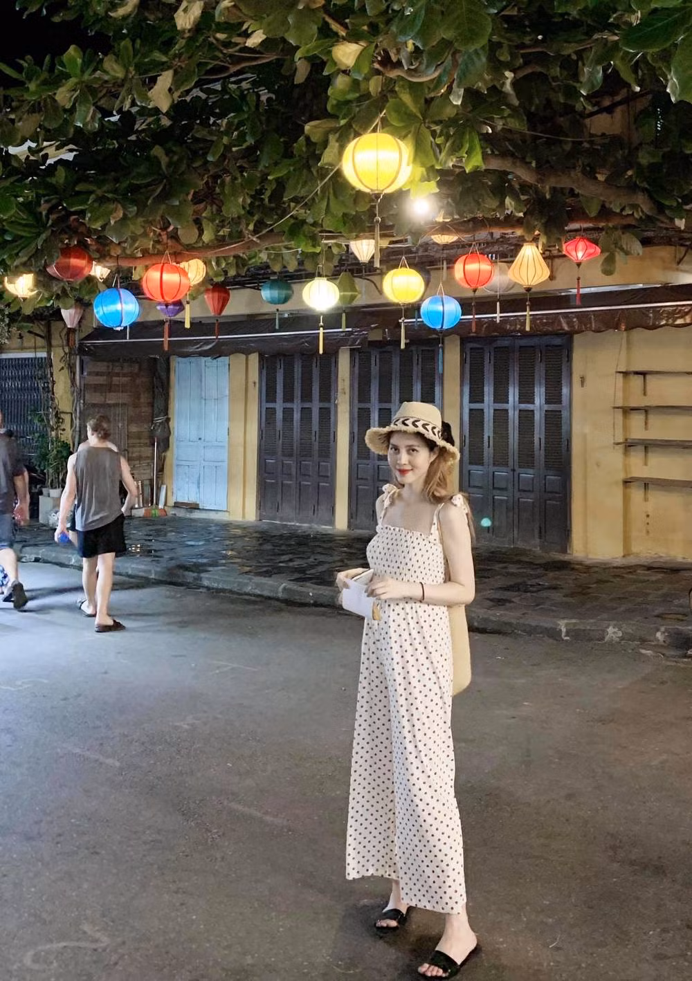 Người đẹp chủ yếu cập nhật công việc kinh doanh của bản thân và chuyện gia đình lên trang cá nhân, ít chia sẻ chuyện đời tư.