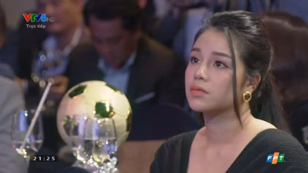 Được cameraman ưu ái liên tục lia máy cận mặt suốt buổi lễ trao giải, bà xã Bùi Tiến Dũng khi lên hình sở hữu gương mặt thon gọn hơn trước.