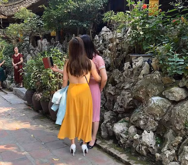 Cô gái mặt chiếc đầm hở lưng trần đi chùa nhận không ít gạch đá từ dư luận.
