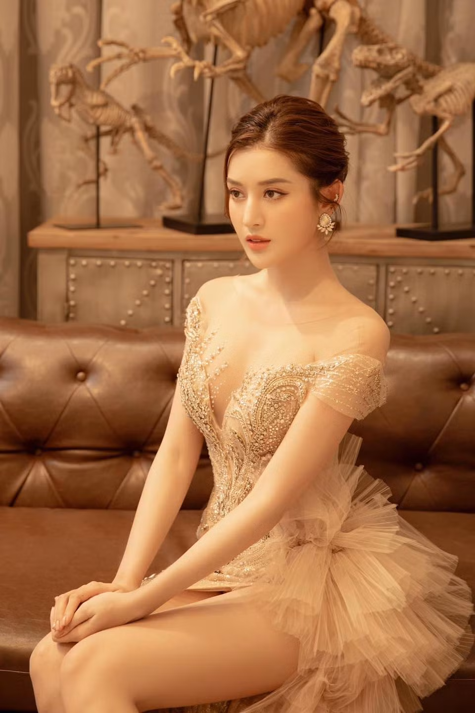 Ở thời điểm tham gia Hoa hậu Việt Nam 2014 cô có chiều cao là 1m74 cùng số đo ấn tượng lần lượt là 83 - 62 - 93cm. Tham gia đấu trường nhan sắc quốc tế Hoa hậu Thế giới 2017 người đẹp xuất sắc có mặt trong top 10 chung cuộc.