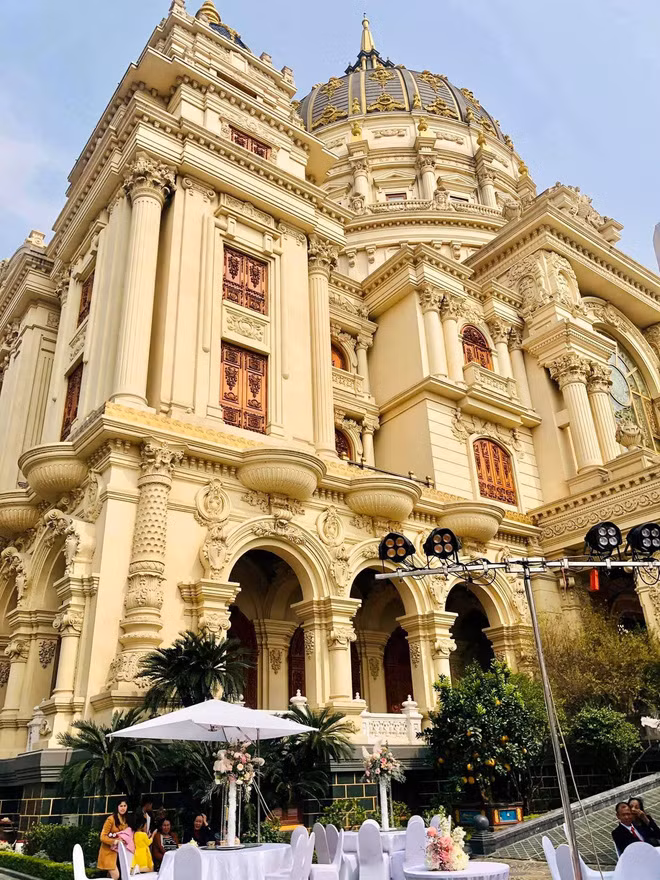 Bên cạnh chiếc cổng cưới được đính hoa cầu kỳ và lộng lẫy, không gian của buổi tiệc bên trong cũng được thiết kế hết sức hoành tráng.