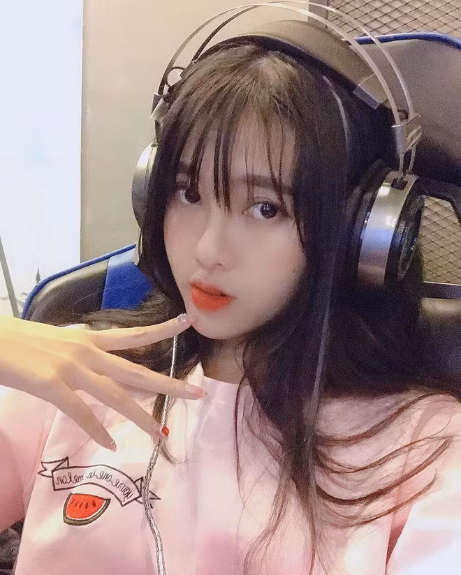 Moè1m77 (tên thật: Thiên An) là nữ streamer sinh năm 1997 đang "được lòng" dân mạng bởi phong cách streaming vui vẻ, giàu năng lượng.
