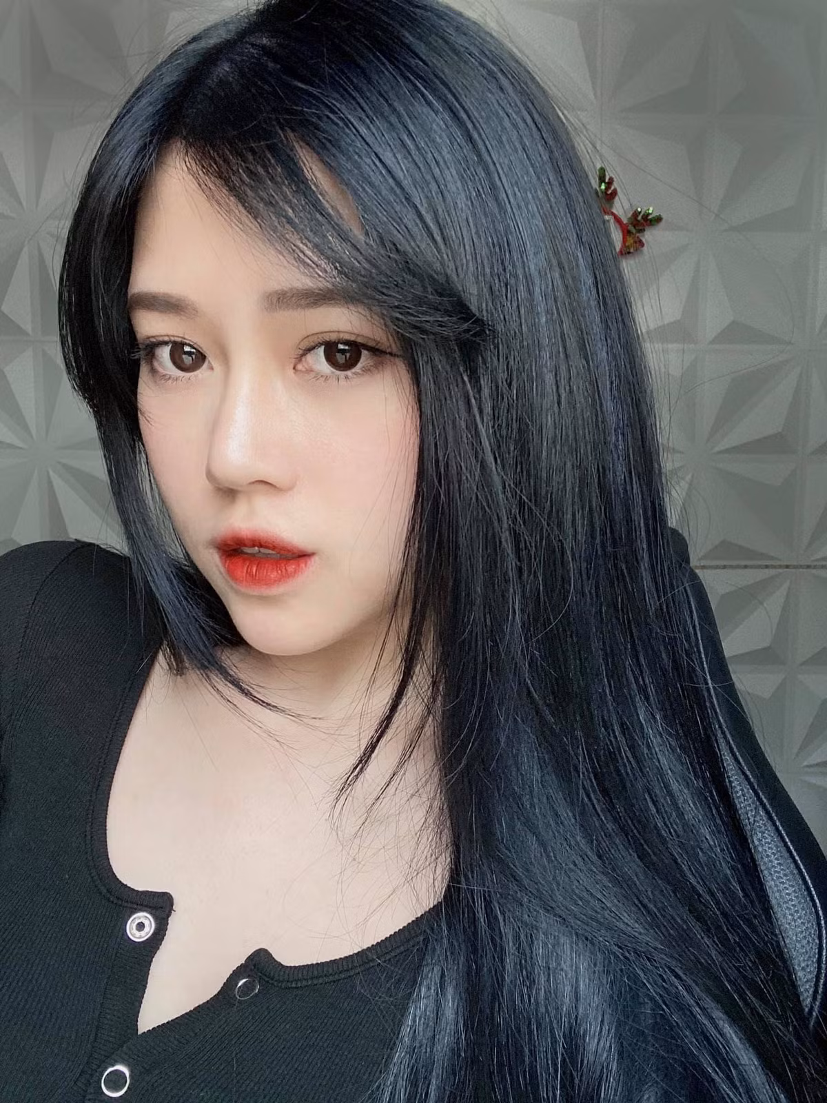 Da trắng môi hồng, nụ cười răng khểnh cực duyên có lẽ là ấn tượng đầu tiên của tất cả mọi người về nữ streamer này.