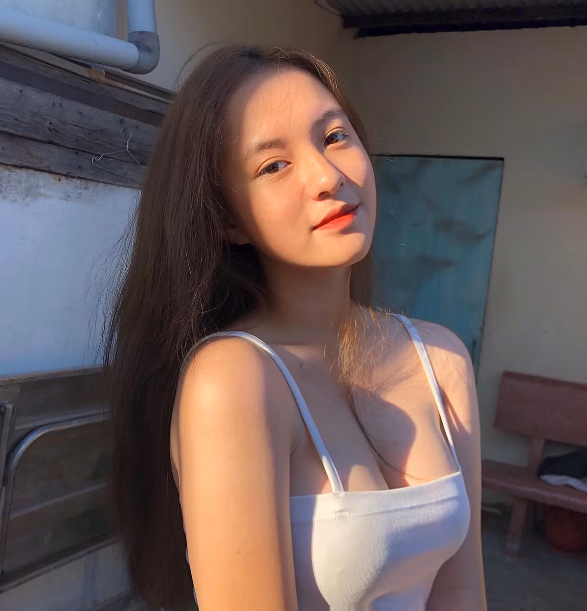 Ngọc Trâm đã nổi lên trên mạng xã hội với vẻ đẹp xinh xắn và nhưng phong cách ăn mặc gợi cảm.