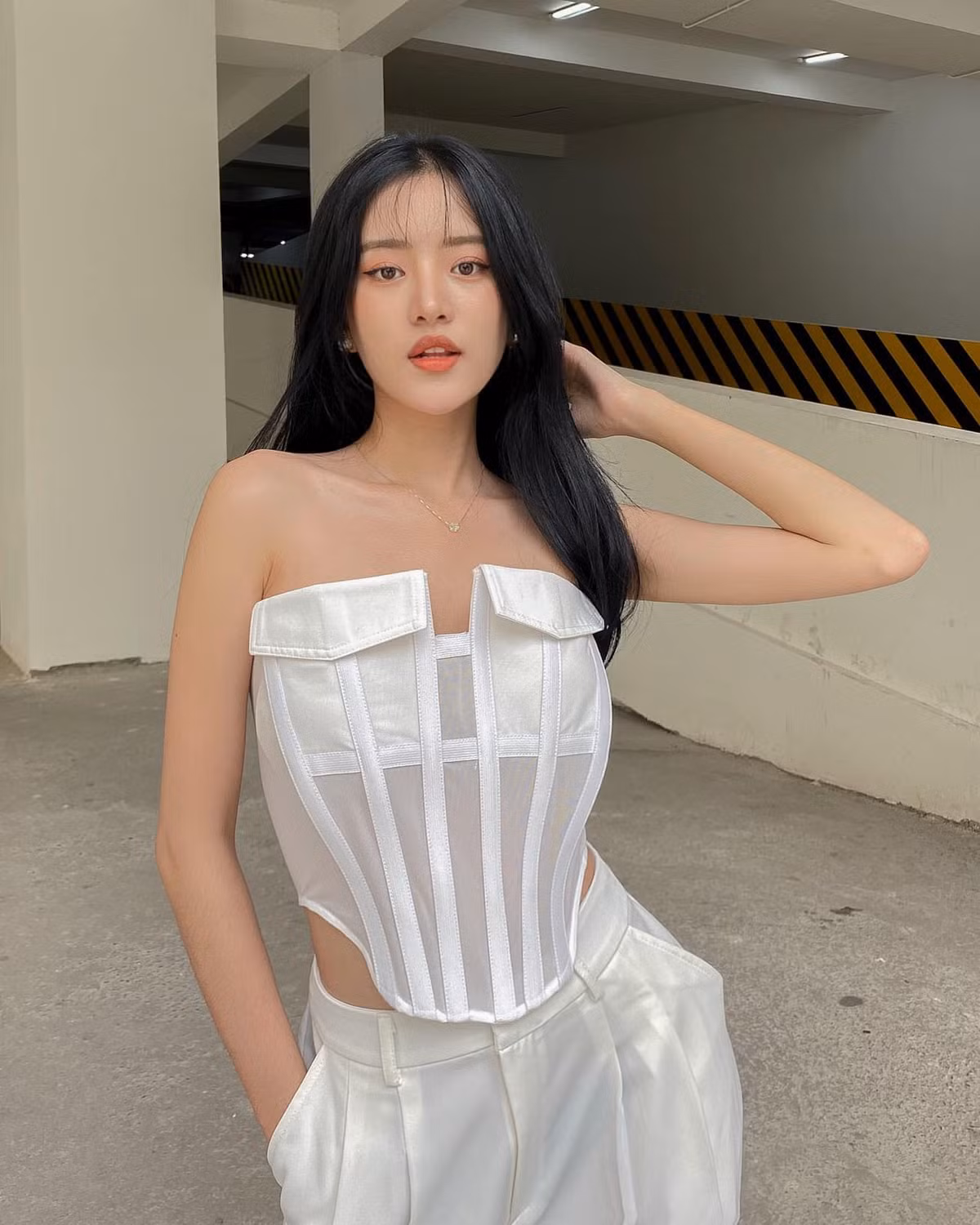 Nàng hot girl 9x có gu thời trang ăn mặc trẻ trung, cá tính. Cô có gu ăn mặc sành điệu và luôn là người đi đầu xu hướng thời trang trong giới trẻ.