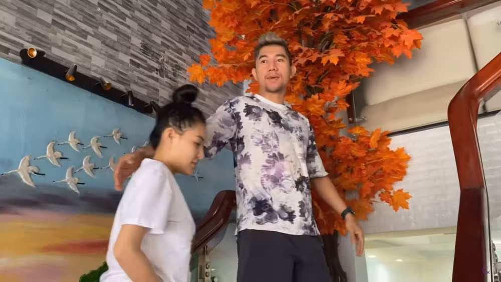 So với hiện tại gương mặt cô nàng đã có rất nhiều thay đổi do phẫu thuật thẩm mỹ. Ảnh: Cắt từ clip