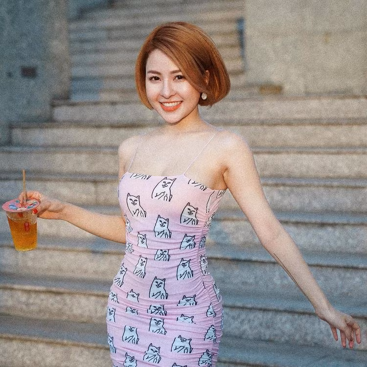 Sau những lùm xùm tình ái khi tham gia vào chương trình Mảnh Ghép Tình Yêu và scandal nghi bị lộ clip nóng, hot girl Trâm Anh dường như chọn cuộc sống bình lặng hơn hơn trên mạng xã hội. Tuy nhiên mọi động thái của cô nàng đều được cư dân mạng quan tâm.