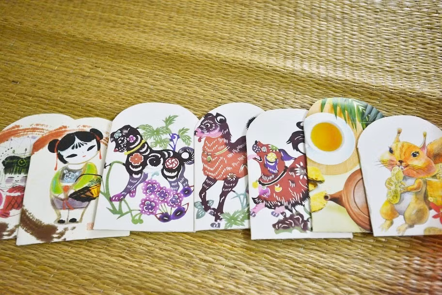 Những bao lì xì tái chế này là sản phẩm của chị Nguyễn Thị Tình cùng nhóm bạn trẻ của dự án Irecycle. Họ đã tận dụng những tờ lịch đẹp của năm trước bỏ đi để chế thành những bao lì xì độc đáo, thân thiện với môi trường.