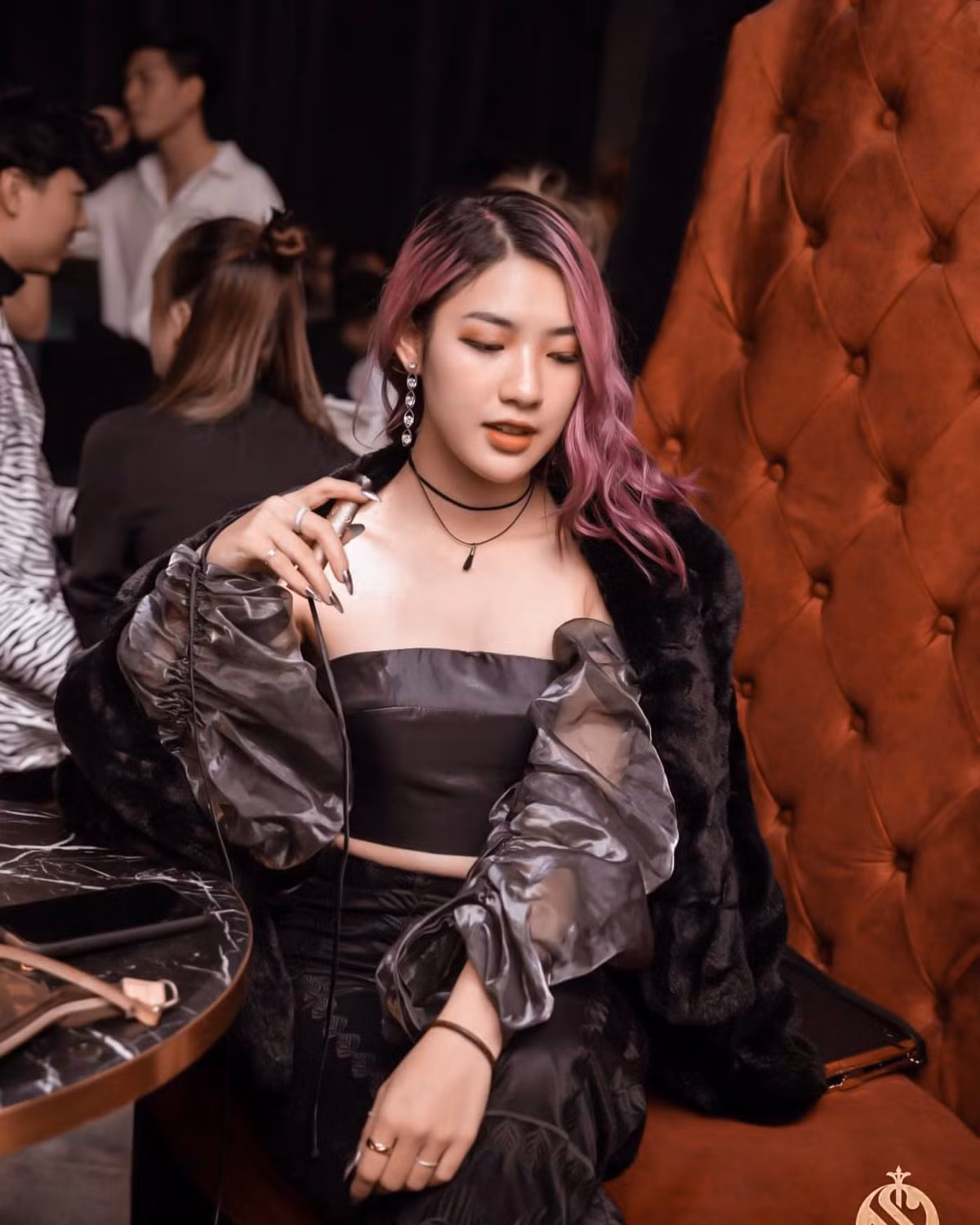  Nữ sinh 9x gây ấn tượng với người đối diện bởi phong cách thời trang cá tính, không thua kém gì fashionista.