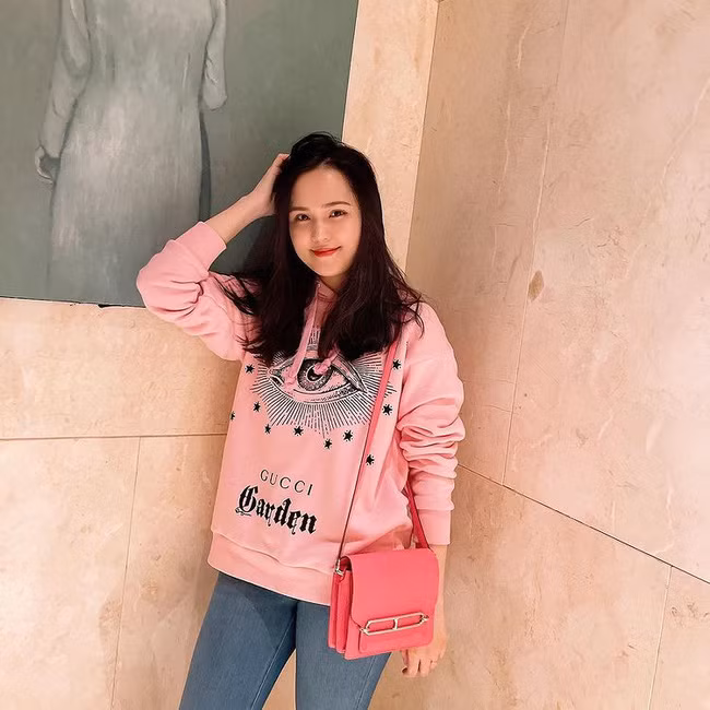 Tuy nhiên, trong hình ảnh mới nhất đăng tải trên Instagram, bà xã Duy Mạnh lại trở về với hình tượng ngọt ngào đúng chuẩn "công chúa".