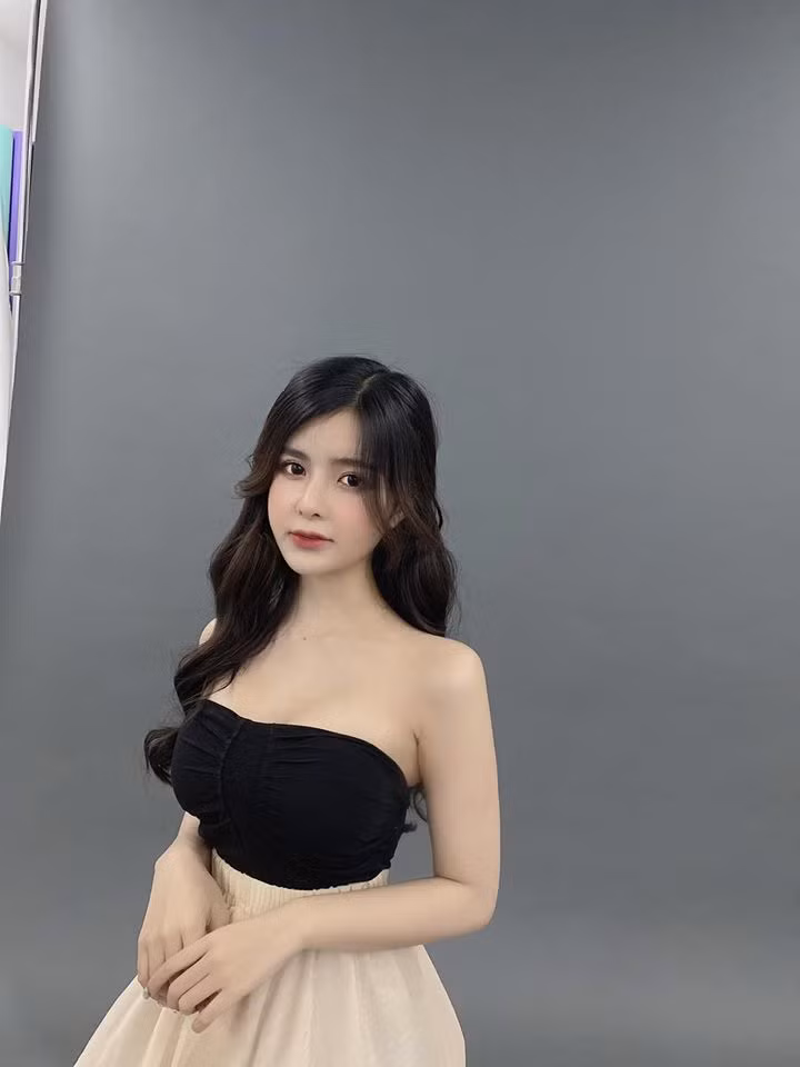 Ngay từ khi còn là học sinh trung học phổ thông, An Dâu đã nổi tiếng với những bộ ảnh nghệ thuật độc, lạ.