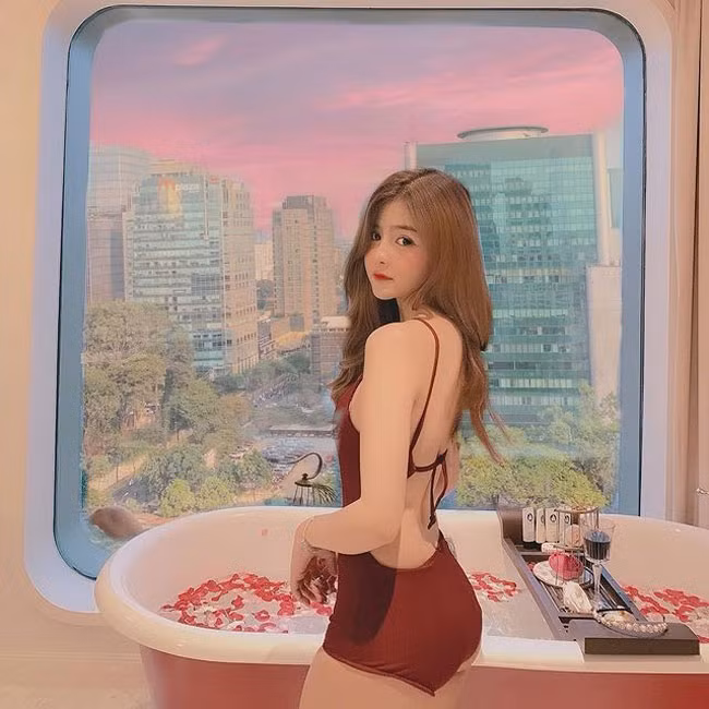 Đôi môi nhỏ xinh và nụ cười ngọt ngào của hot girl 9X luôn là lợi thế ghi điểm trong nhiều góc ảnh.