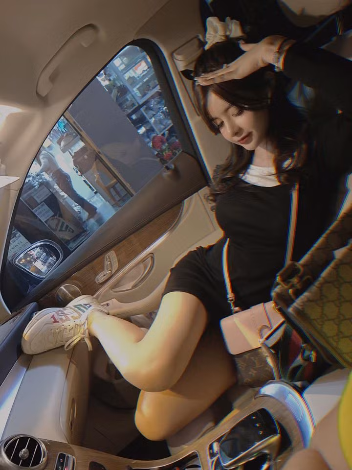Hot girl Sài thành sở hữu gương mặt xinh như thiên thần và vóc dáng gợi cảm.