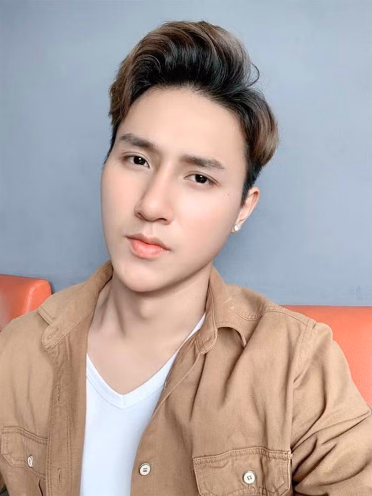 Gương mặt điển trai, ánh mắt đắm đuối, nụ cười với hàm răng trắng sáng,... đã giúp Khoa Vương “ghi điểm” và kênh TikTok của anh chàng tăng lượt theo dõi ầm ầm. Ảnh: Tổng hợp
