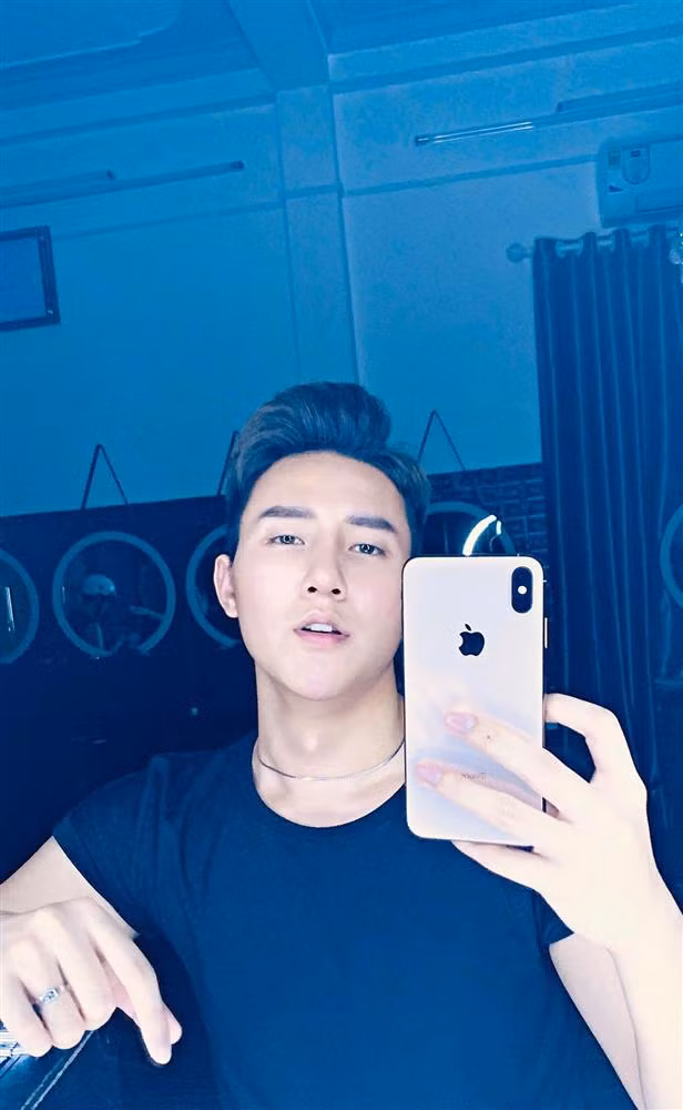 Được biết, Khoa Vương là một Makeup Artist (chuyên gia trang điểm) kiêm nhiếp ảnh gia đang sinh sống tại Bạc Liêu.